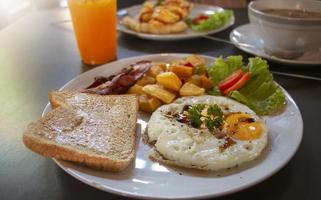 café da manhã americano fresco na chapa branca foto