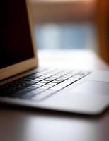 close-up do teclado de um laptop aberto pronto para trabalhar na mesa. vista lateral, foco seletivo no teclado. o conceito de segurança informática e trabalho na internet. foto