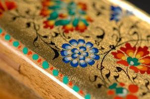 um close de uma pintura artística colorida em uma caixa. Ásia Central, Uzbequistão foto