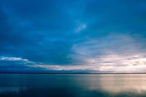 céu azul sobre mar calmo foto