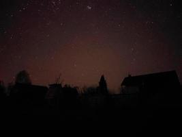 lindo céu noturno com estrelas foto