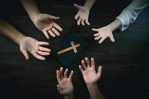 grupo de pessoas do cristianismo rezando esperança juntos, conceito de cristãos. foto