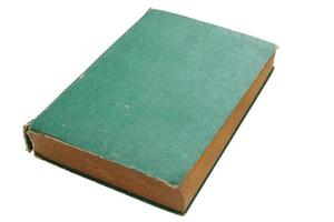 velho livro verde isolado no fundo branco com traçado de recorte foto