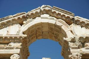 portal monumental, tetrapylon na cidade antiga de aphrodisias em aydin, turkiye foto