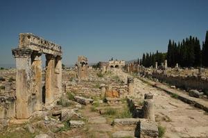 rua principal na cidade antiga de hierapolis em pamukkale, denizli, turkiye foto