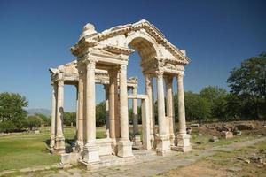 portal monumental, tetrapylon na cidade antiga de aphrodisias em aydin, turkiye foto