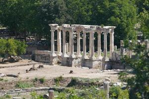 colunas antigas na cidade antiga de aphrodisias em aydin, turkiye foto