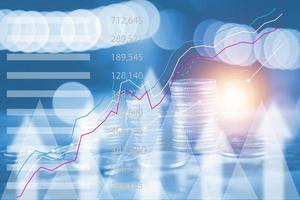 gráfico do mercado financeiro de ações e linhas de conceito de moedas linhas de moedas alinhadas há um gráfico mostrando crescimento e economia para planejar gastos independentes foto