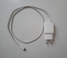 o carregador de celular branco com conector tipo c foto