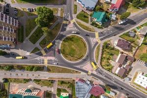 vista aérea do intercâmbio rodoviário ou interseção da rodovia. rede de junção de transporte feita por drone. foto