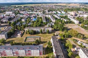 vista panorâmica aérea de uma grande altura de uma pequena cidade provincial com setor privado e prédios de apartamentos altos foto