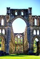 arcos nas ruínas da abadia de rievaulx no parque nacional de mouros do norte de york, yorkshire reino unido foto