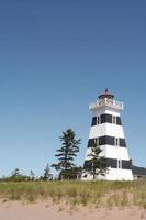 farol príncipe edward island com céu azul foto