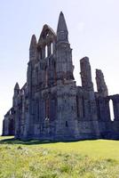 ruínas da abadia de whitby no norte de yorkshire, reino unido foto