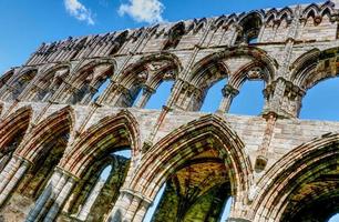 arcos nas ruínas da abadia de whitby no norte de yorkshire, reino unido foto