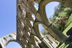 arcos nas ruínas da abadia de rievaulx no parque nacional de mouros do norte de york, yorkshire reino unido foto