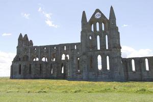 ruínas da abadia de whitby no norte de yorkshire, reino unido foto