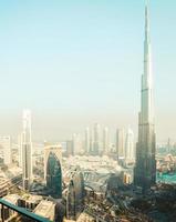 dubai - horizonte incrível do centro da cidade com arranha-céus de luxo da janela do hotel, emirados árabes unidos foto