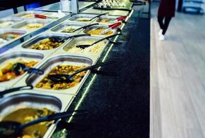 buffet com vários alimentos em um restaurante chinês foto