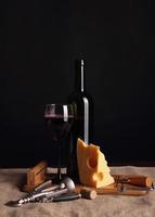 queijo com buracos e um copo de vinho .. foto
