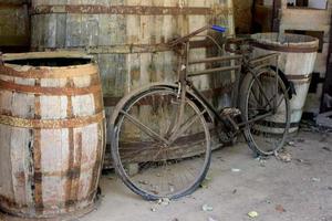 bicicleta velha e barris de madeira na vinícola em Kusadasi, Turquia