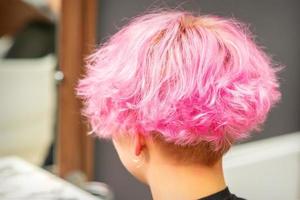 penteado rosa de jovem foto