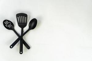 utensílios de cozinha de plástico preto isolados em branco. trajeto de grampeamento incluído. México foto