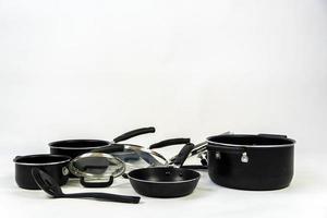 conjunto de panelas, conjunto de jantar de aço isolado no fundo branco, conjunto de panelas de metal preto foto