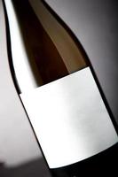 garrafa de vinho com rótulo texturizado em branco