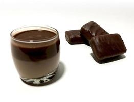 comida com sabor de chocolate no fundo branco foto
