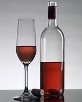 copo de vinho e garrafa foto