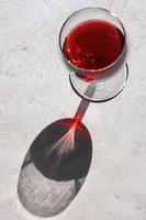 sombra lançando copo de vinho foto