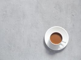 xícara de café perfumado em um fundo sob o concreto. minimalismo é a vista de cima. espaço de cópia foto