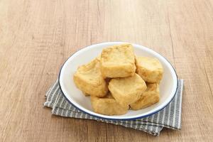 tahu goreng ou tofu frito, comida tradicional da indonésia, feita de extrato de soja fermentado. foto