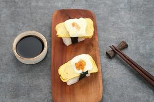 rolos de sushi de ovo ou sushi tamago com caviar vermelho, comida japonesa foto