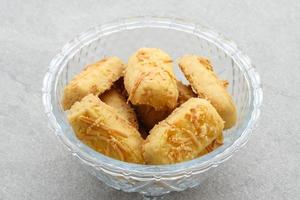 biscoitos kaastengels crocantes. biscoitos indonésios com influência holandesa, tipicamente servidos durante o hari raya eid fitri. foto