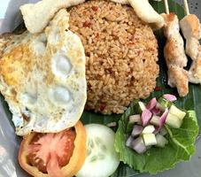 uma das melhores comidas do mundo, conforme afirma o canal de notícias mundialmente famoso arroz frito indonésio nasi goreng foto