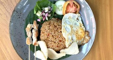 uma das melhores comidas do mundo, conforme afirma o canal de notícias mundialmente famoso arroz frito indonésio nasi goreng foto