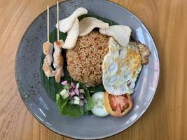 uma das melhores comidas do mundo, conforme afirma o canal de notícias mundialmente famoso arroz frito indonésio nasi goreng foto