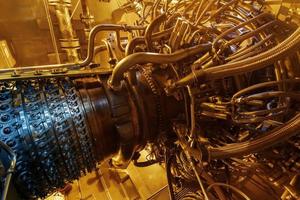 motor de turbina a gás do compressor de gás de alimentação localizado dentro do invólucro pressurizado, o motor de turbina a gás usado na plataforma de processamento central de petróleo e gás offshore. foto