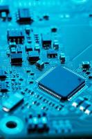 placa de circuito eletrônico close-up. processador, chips e capacitores. foto