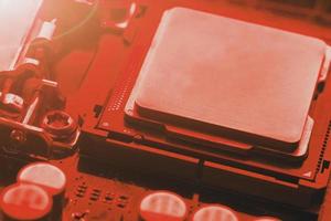o processador central na placa-mãe do computador em cores vermelhas. foto