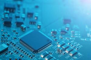 placa de circuito eletrônico close-up. processador, chips e capacitores. foto