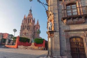 parroquia arcanjo igreja jardin praça da cidade rafael chruch san miguel de allende, méxico. parroaguia criado em 1600 foto