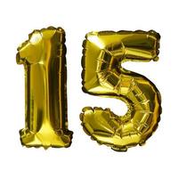 fundo isolado de 15 balões de hélio número dourado. folha realista e balões de látex. elementos de design para festa, evento, aniversário, aniversário e casamento. foto