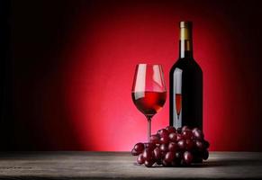 garrafa e taça de vinho com uvas