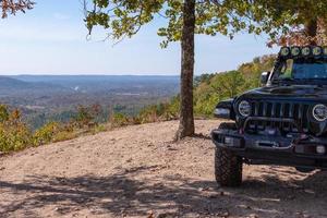 hot springs, ar, eua, 2022 - um jipe preto rubicon estacionado em um mirante depois de completar a trilha terrestre da cobra. foto