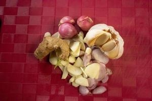 alho, cebola e gengibre colocados na mesa são marrons foto