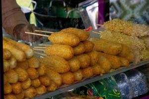 almôndegas fritas, almôndegas grelhadas, salsichas fritas vendidas por vendedores ambulantes foto