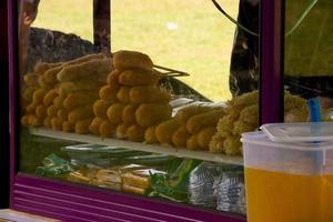 almôndegas fritas, almôndegas grelhadas, salsichas fritas vendidas por vendedores ambulantes foto